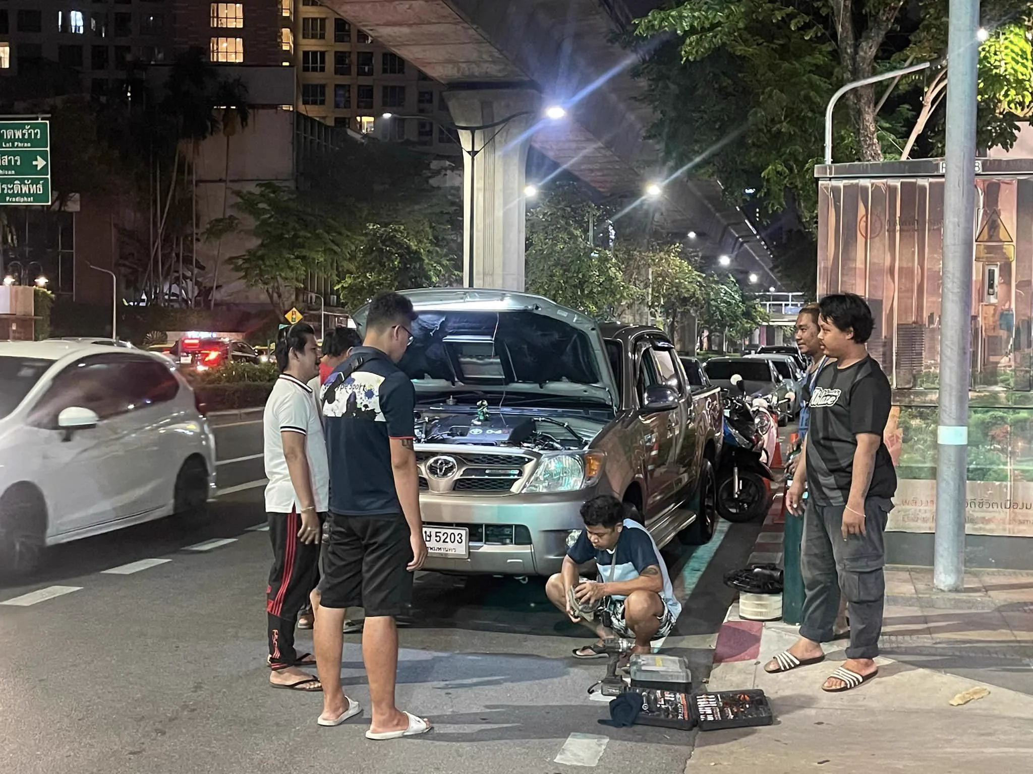 ทีมช่าง NSD Garage ซ่อมรถกระบะ Toyota Vigo ข้างทางในเวลากลางคืน