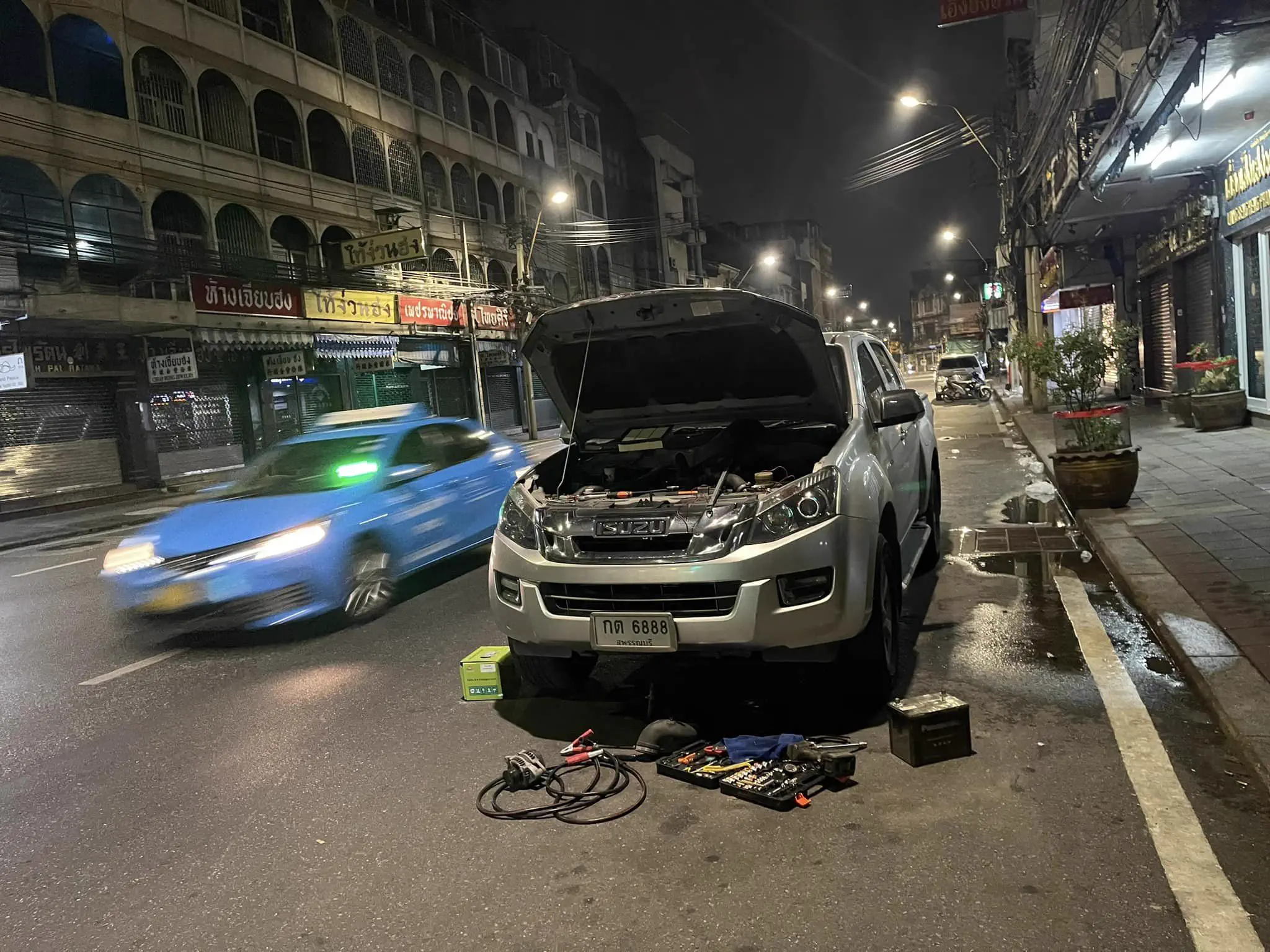 งานเปลี่ยนไดชาร์จและแบตเตอรี่รถ Isuzu D-Max ริมถนนกลางคืน โดย NSD Garage