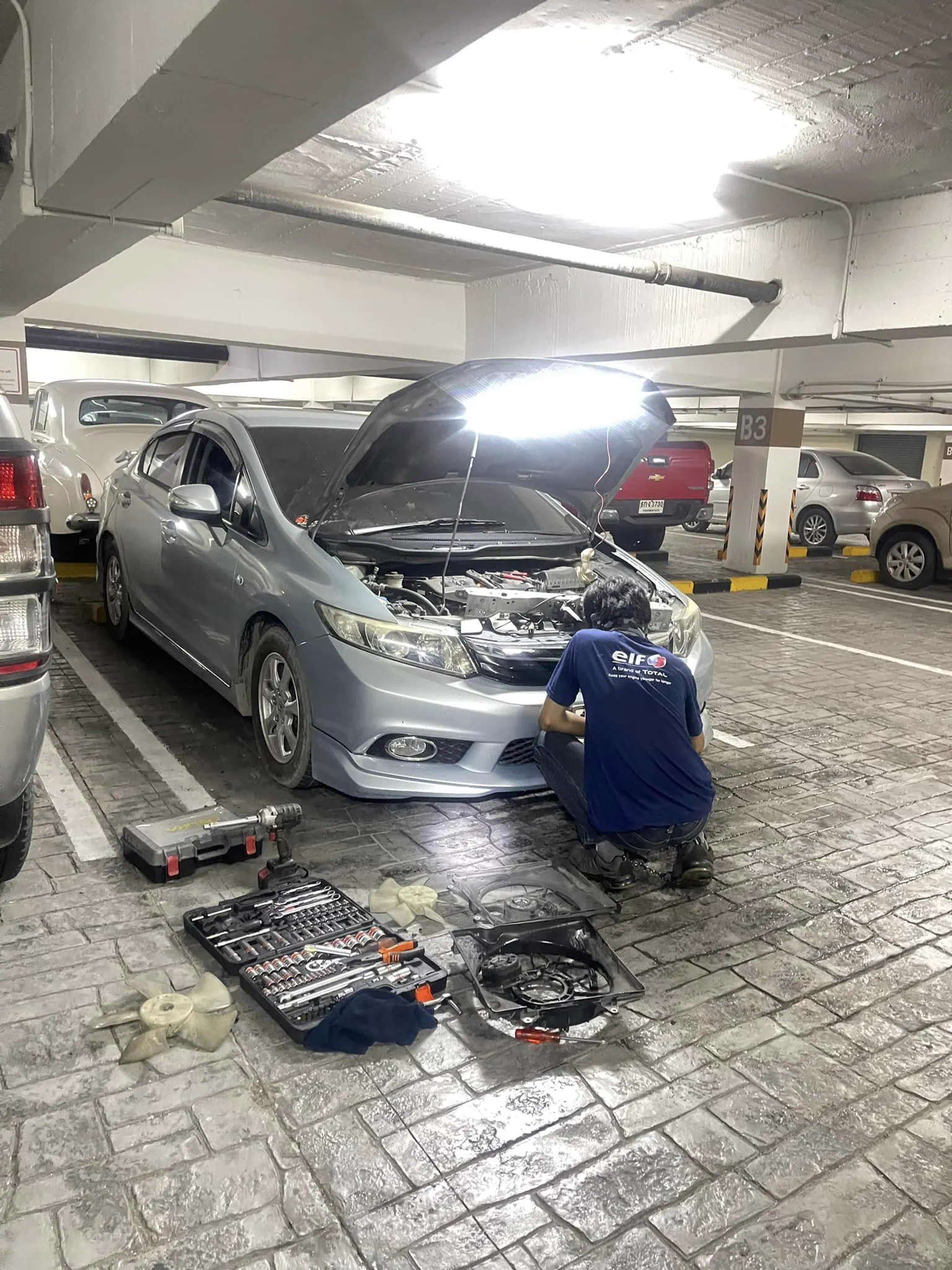ช่าง NSD Garage ถอดพัดลมหม้อน้ำรถ Honda Civic บริการถึงที่ในลานจอดรถ